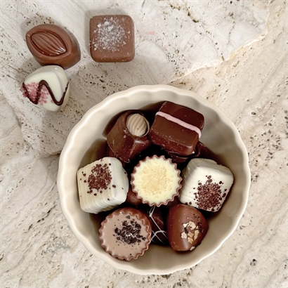 Enfärgad Bloomingville Keramikskål med 15 Belgiska Gourmet Dessertchoklad